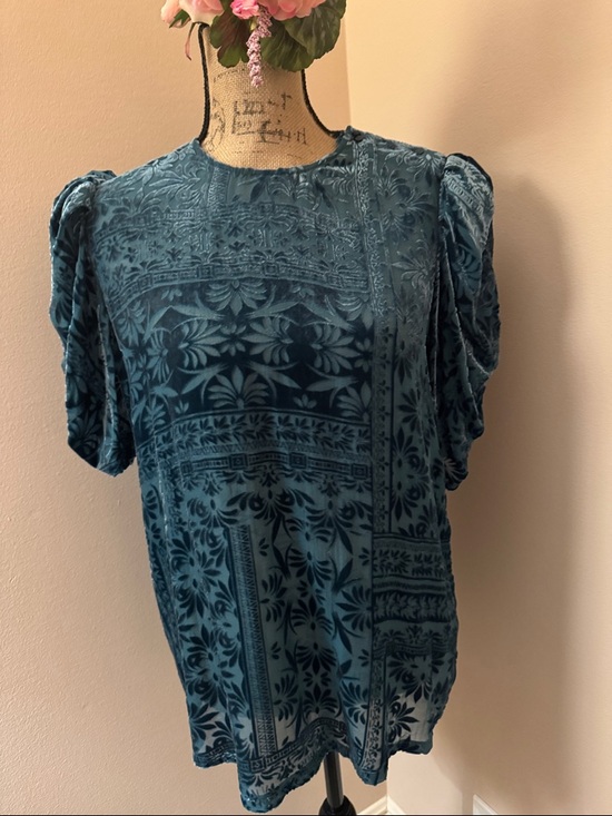 Tops - Johnny Was forecast green burnt out velvet short sleeve top.
